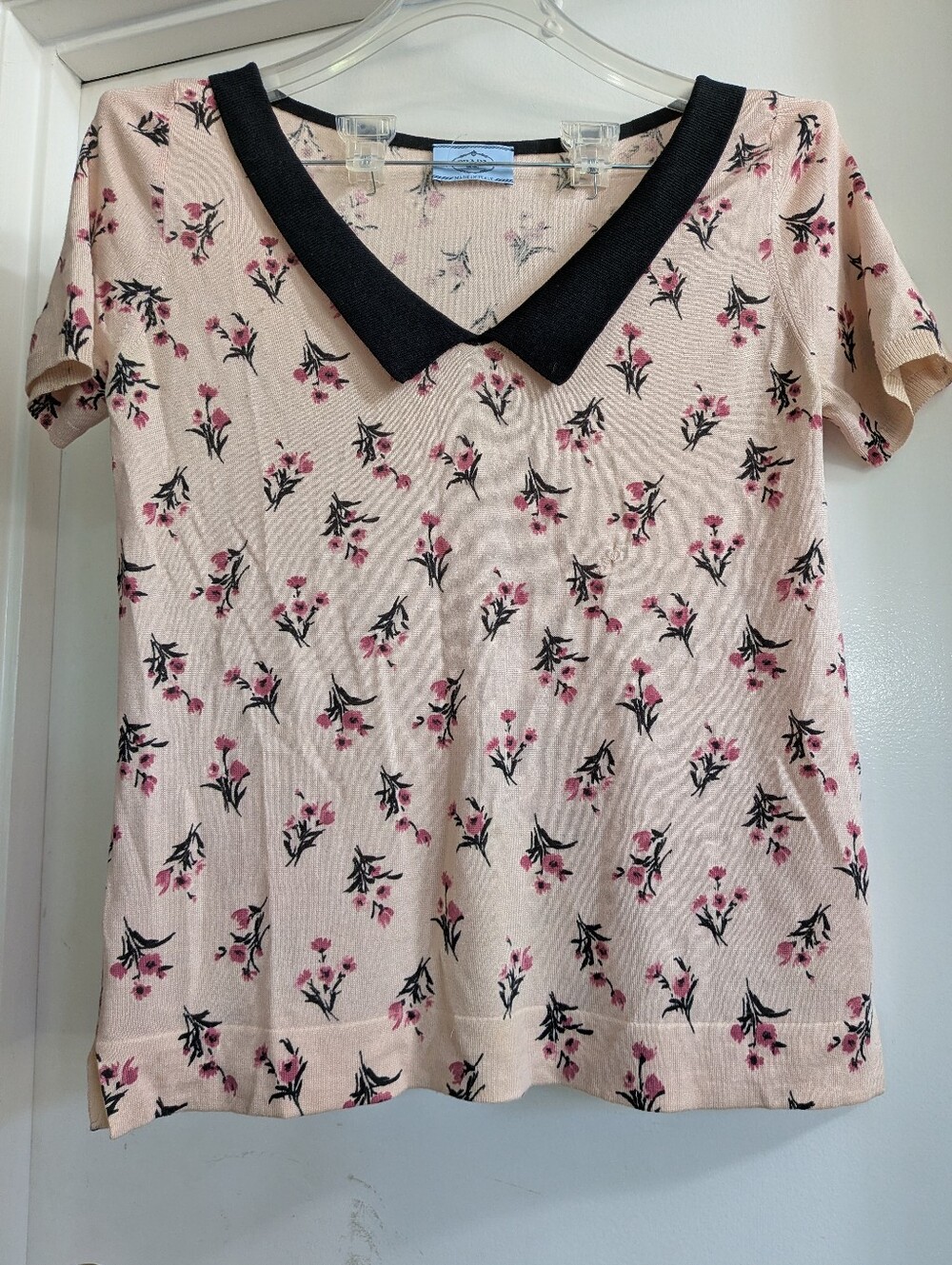 Prada Pink Floral Short-Sleeve Top with Black V-Neck Collar - Picture 2 of 5